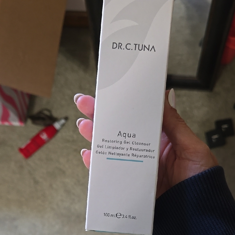 Aqua Restoring Gel Cleanser - White